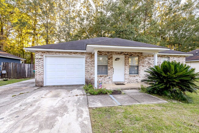 Building Photo - Adorable Home with fenced in backyard!