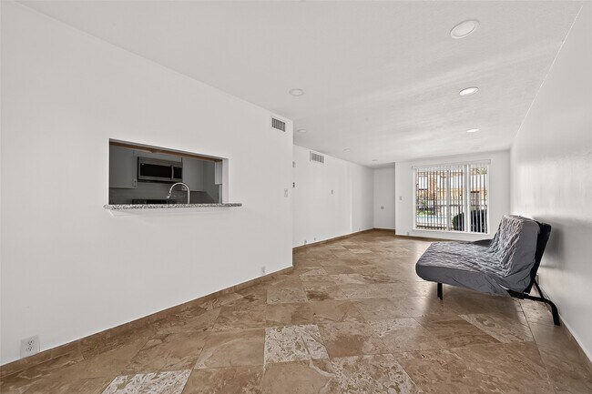Building Photo - 3303 W Greenridge Dr
