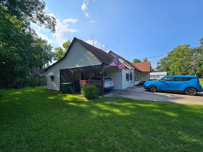 Building Photo - Cozy Home