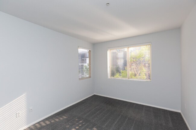 Building Photo - AMAZING 2/2 MARINA DISTRICT CONDO WITH 2 A...
