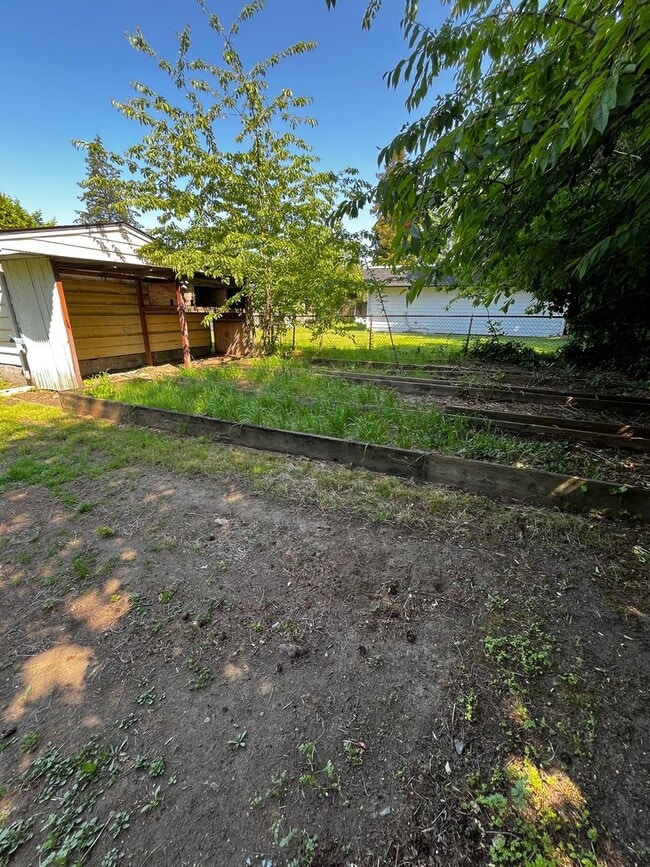 Building Photo - Fully Renovated 2 BD and 1 BA w/ detached ...