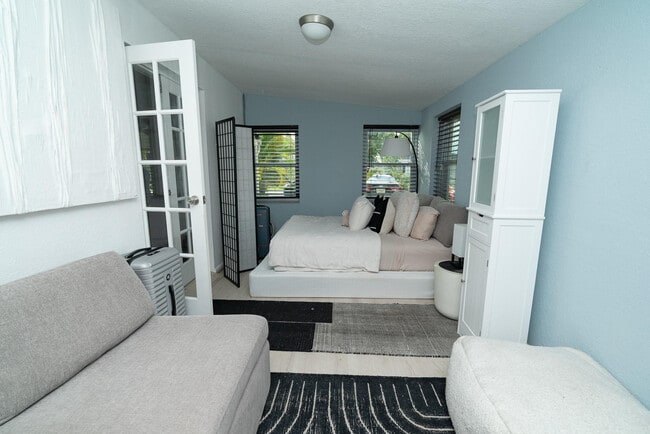 Building Photo - 1328 NE 1st Ave.