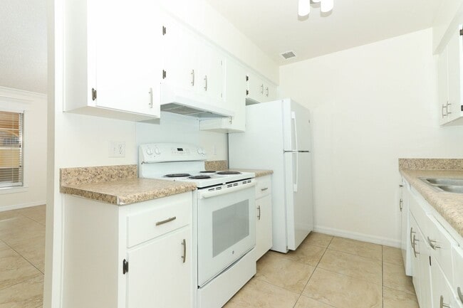 Building Photo - Sanford Home - 3/2 with garage and huge yard