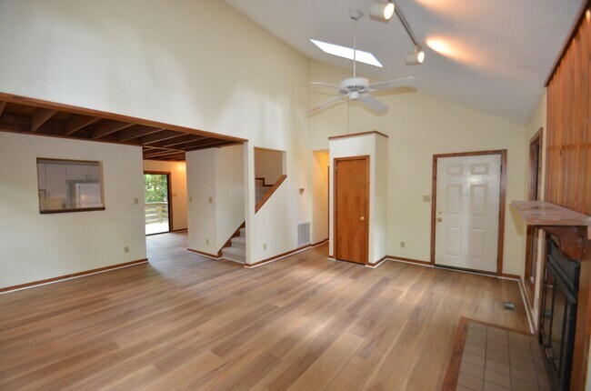 Building Photo - Charming 2 Bed / 2 Bath Home in Prime Chapel Hill Location