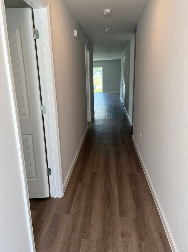 Building Photo - Beautiful 4 Bedroom Home with Huge yard!