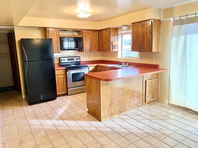 Building Photo - 925 N Evergreen Dr