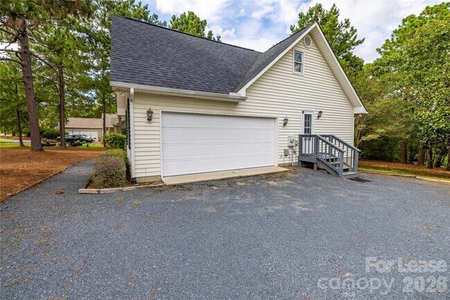 Building Photo - 102 Seminole Ct