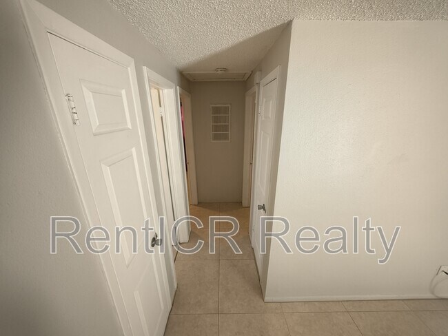 Building Photo - 561 Laura Ln