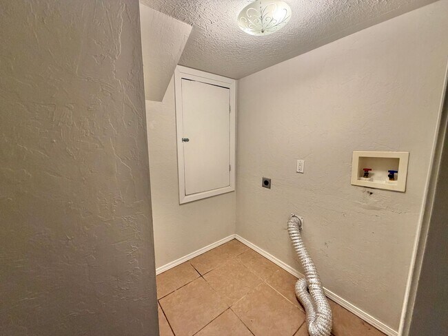 Building Photo - 4 Bedroom home!