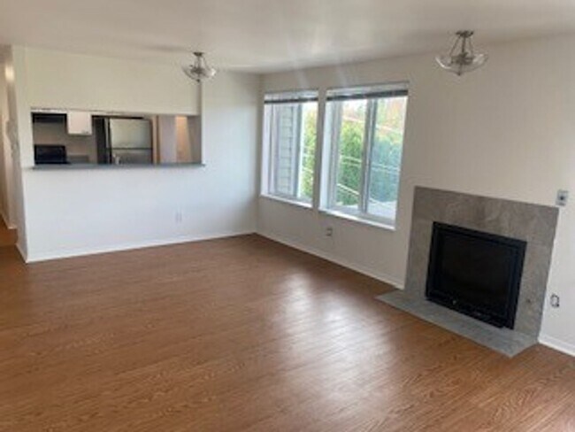 Building Photo - Queen Anne west facing 1 Bedroom patio secure building and garage