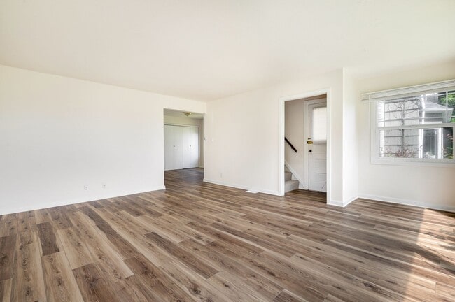 Building Photo - Charming 5 bedroom house with yard!! Close...