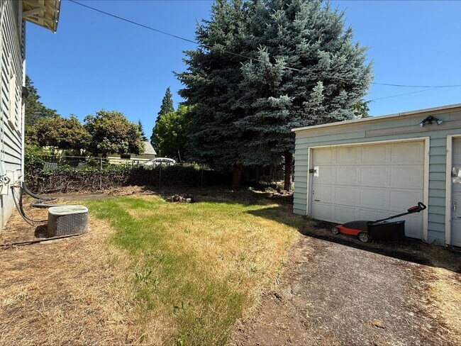 Building Photo - Spacious 5 Bedroom Home in N Portland with Hardwood Floors, Huge Basement & Fenced Yard!