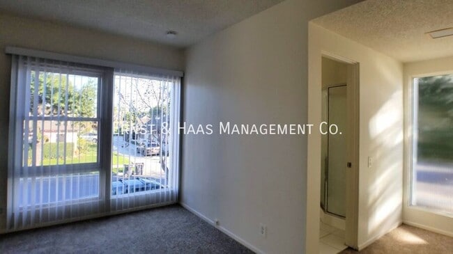 Building Photo - 3690 Country Club Dr