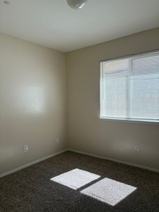 Building Photo - 8807 Rollingbay Dr