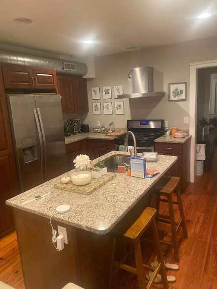 Building Photo - 15 Sires St