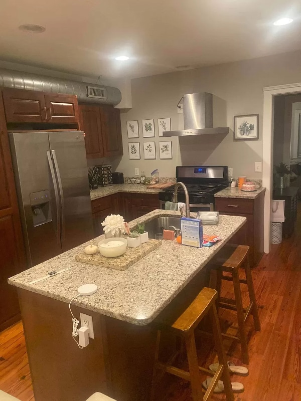 Building Photo - 15 Sires St