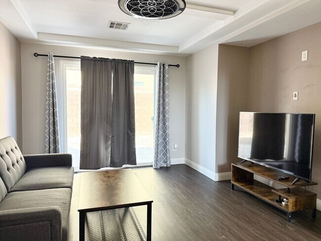 Building Photo - Charming Cul-de-Sac Home with Bonus Room & Backyard