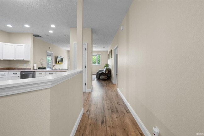 Building Photo - 3BR + Den + Biggest Fenced Yard in Neighborhood