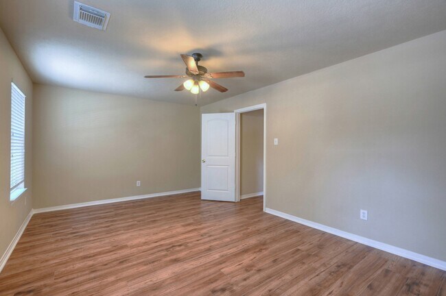 Building Photo - 21803 Manor Ct Dr