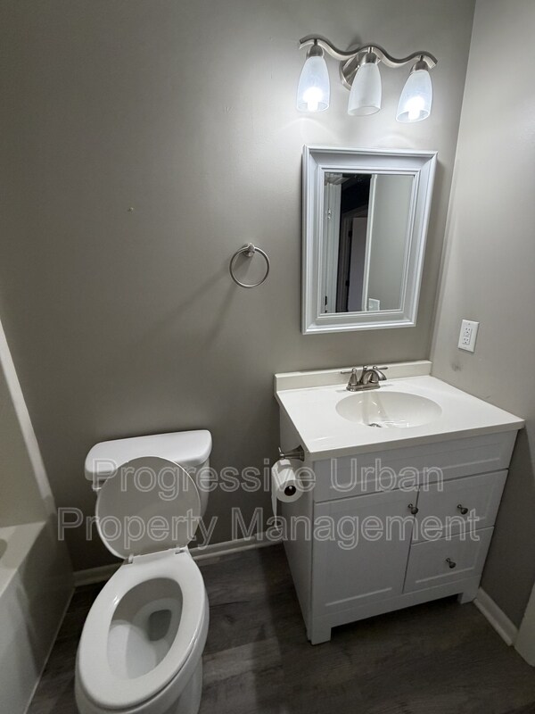 Building Photo - 453 Auburn St