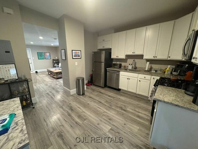 Building Photo - 63 Falcon St