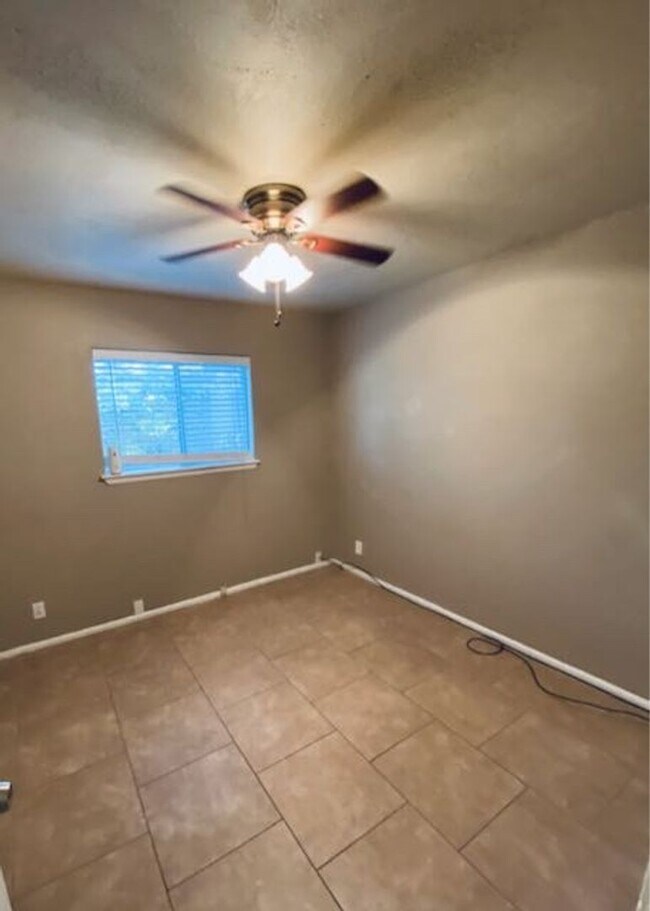 Building Photo - Beautiful 1 story - Great Central Location