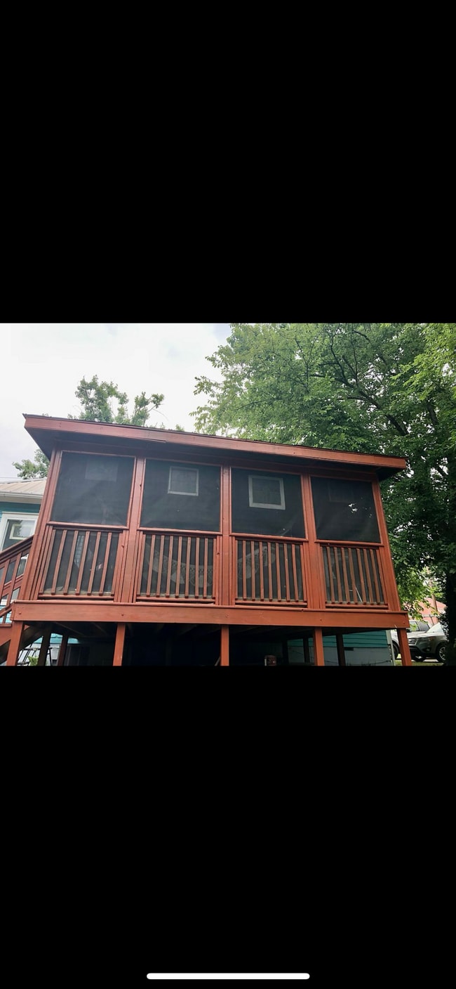 Building Photo - 318 Maple St