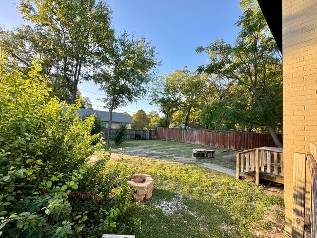 Building Photo - 1-Bedroom, 1-Bath Apartment in Junius Heights