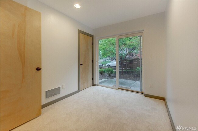 Building Photo - 4032 Pasadena Pl NE