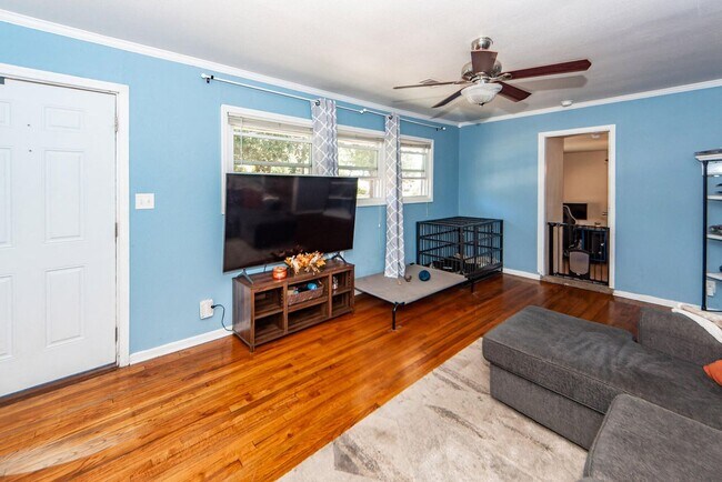 Building Photo - Comfortable Home Minutes from Park Circle