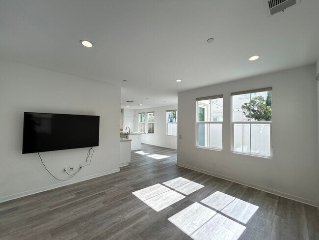 Building Photo - Stunning 4 Bedroom 3 Bath Plus Loft Home in Costa Mesa