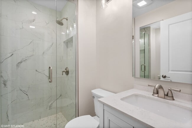 Building Photo - 1915 Farmington Ct