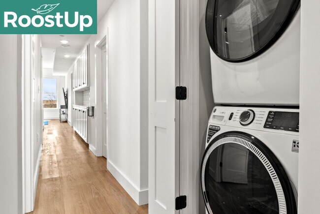 Building Photo - Furnished Private Bedroom with Private Bath in East Boston!