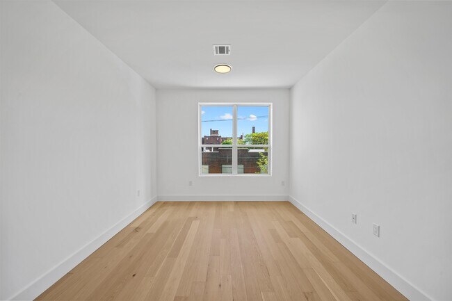 Building Photo - 649 38th St