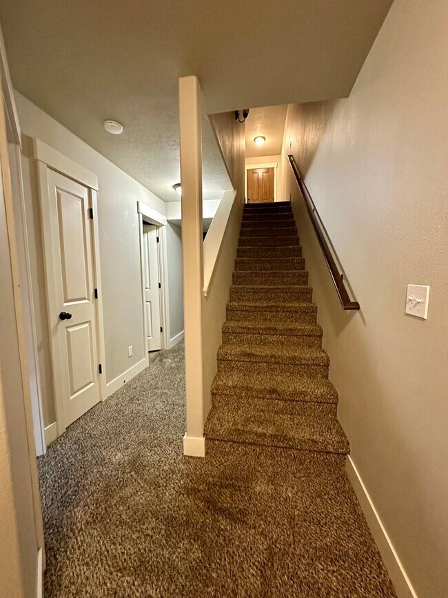 Building Photo - 3 bed/ 3.5 Bath Townhome in Cheney