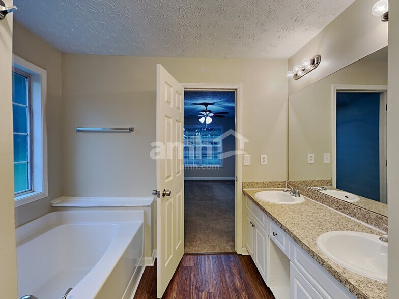 Building Photo - 825 Georgian Hills Dr