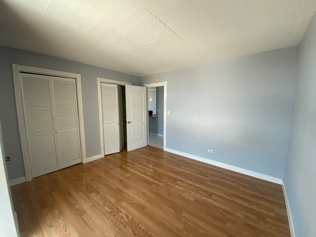 Building Photo - 1043 S York Rd
