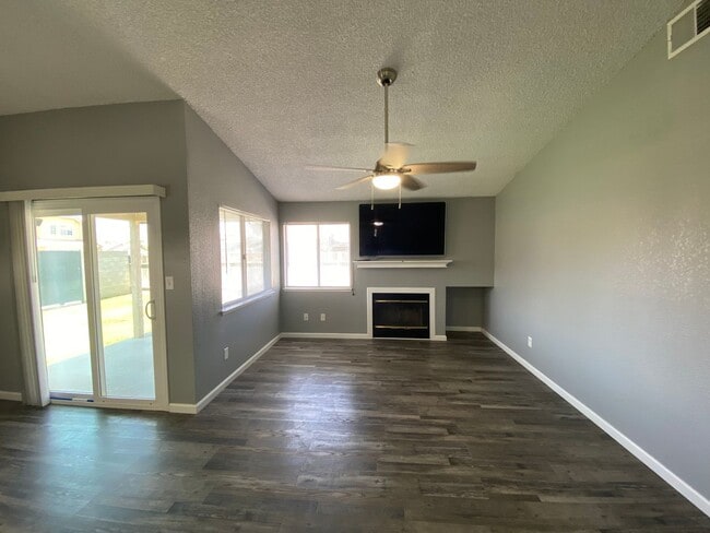 Building Photo - Newley Remodeled 3 BD 2 BA house on corner...