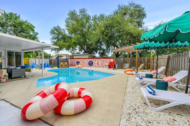 Building Photo - 7957 CottonWoode Dr