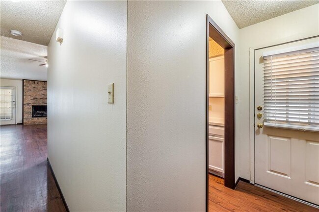 Building Photo - 8806 Piney Point Dr