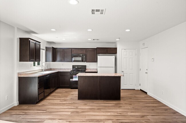Building Photo - Beautiful Two-Story Home with Spacious Open Floor Plan!