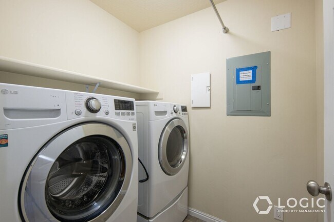 Building Photo - 692 W Chase Ln