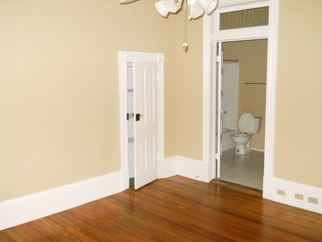 Building Photo - Beautiful, well maintained older home in t...