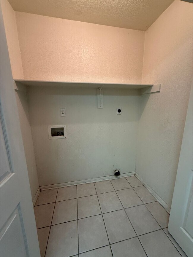 Building Photo - 3208 Raven Dr
