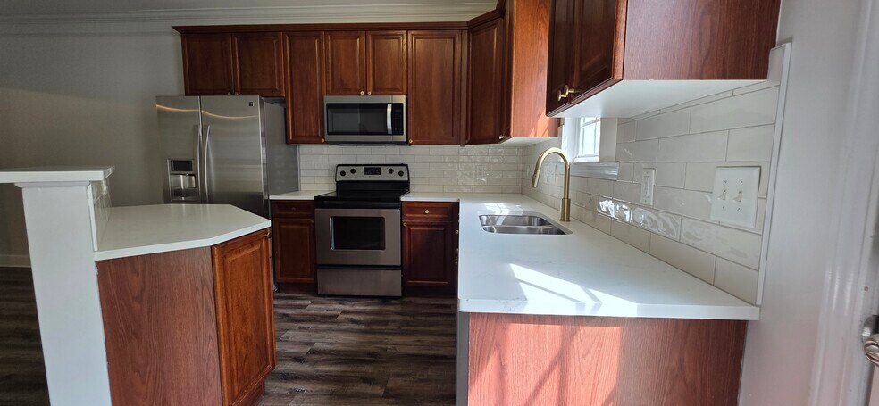 Building Photo - 7025 Sunnywood Dr