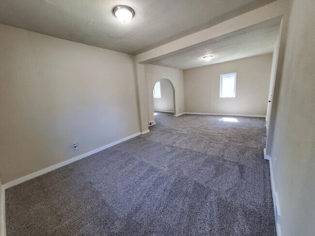 Building Photo - 4-Bedroom, 2-Bath Home Near Drake University - Fenced Backyard