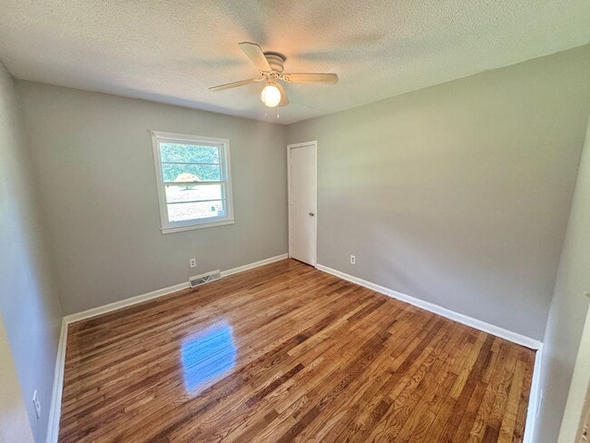 Building Photo - Rural Statesville - 3BR/1BA + Carport & Fu...