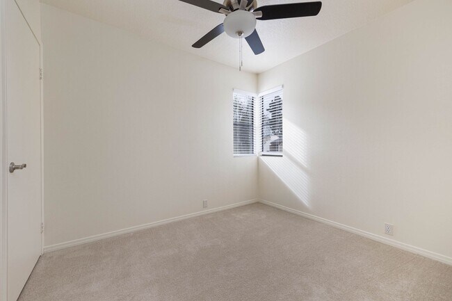 Building Photo - Updated La Jolla Townhome