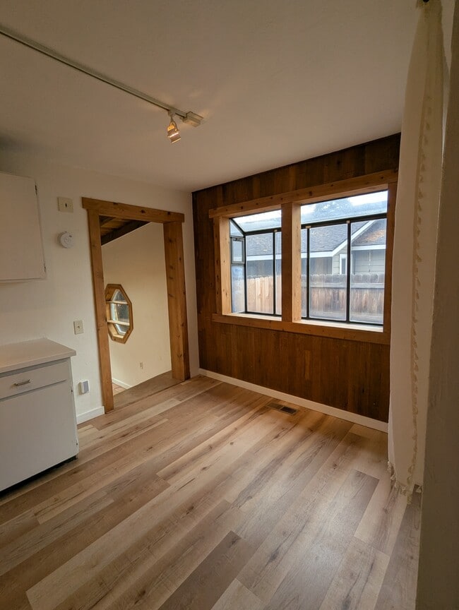 Building Photo - 455 NE Clay Ave