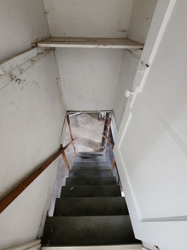 Building Photo - !! Spacious 2-Bedroom, 1-Bathroom Home AVA...